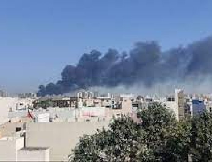 इंदौर की प्लास्टिक फाइबर फैक्ट्री में लगी भीषण आग, लगा 33 टैंकर से भी ज्यादा पानी , पर आग पे काबू पाना मुश्किल