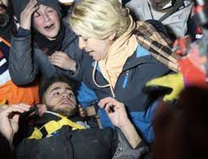 तुर्किये में मलबे से बाहर आ रही जिंदगियाँ, कोई अपना यूरिन पी कर ज़िंदा तो कोई गाने से अपना मन बहला रहा