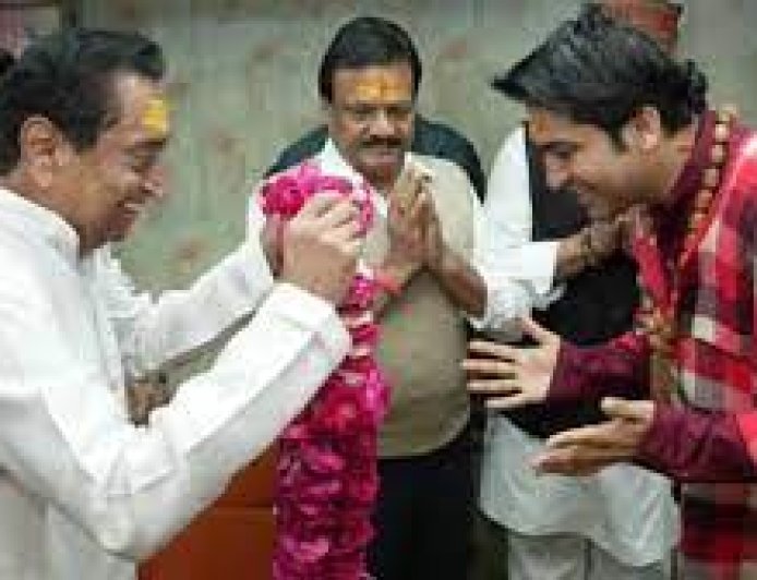 बालाजी सरकार के दर्शन  करने बागेश्वर धाम पहुंचे  कमलनाथ , पं. धीरेंद्र शास्त्री से की मुलाकात