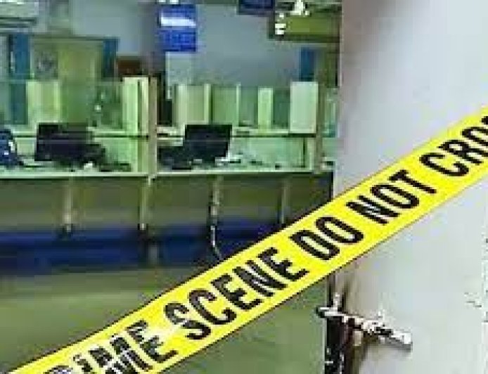 बदमाश ने 2 मिनट में बैंक से 5.40 लाख रुपए  लूटे, पिस्टल के दम पर तीन लोगों को किया बंद, बैंक अधिकारी की बाइक लेकर हुआ फरार