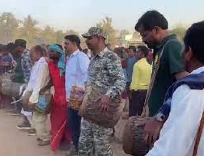 हाथों में ढोल लेकर ग्रामीणों संग थिरके विधायक, कलेक्टर और SP , वीडियो हुआ वायरल