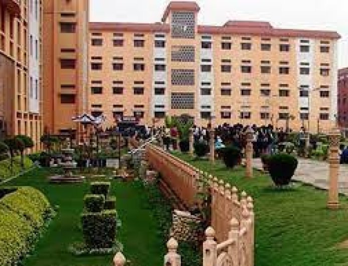 स्टूडेंट से गैरहाजिर रहने का कारण पूछा तो महिला प्रिंसिपल से की मारपीट , धमकी देकर भागा